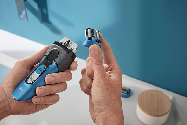 Man changing the shaver head